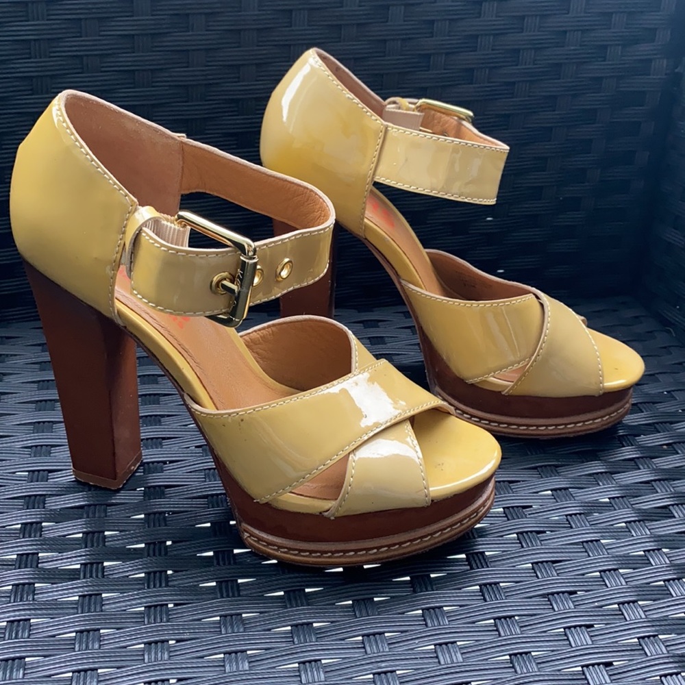 Nude‎ patent leather Michael Kors platform heels - Picture 4 of 8